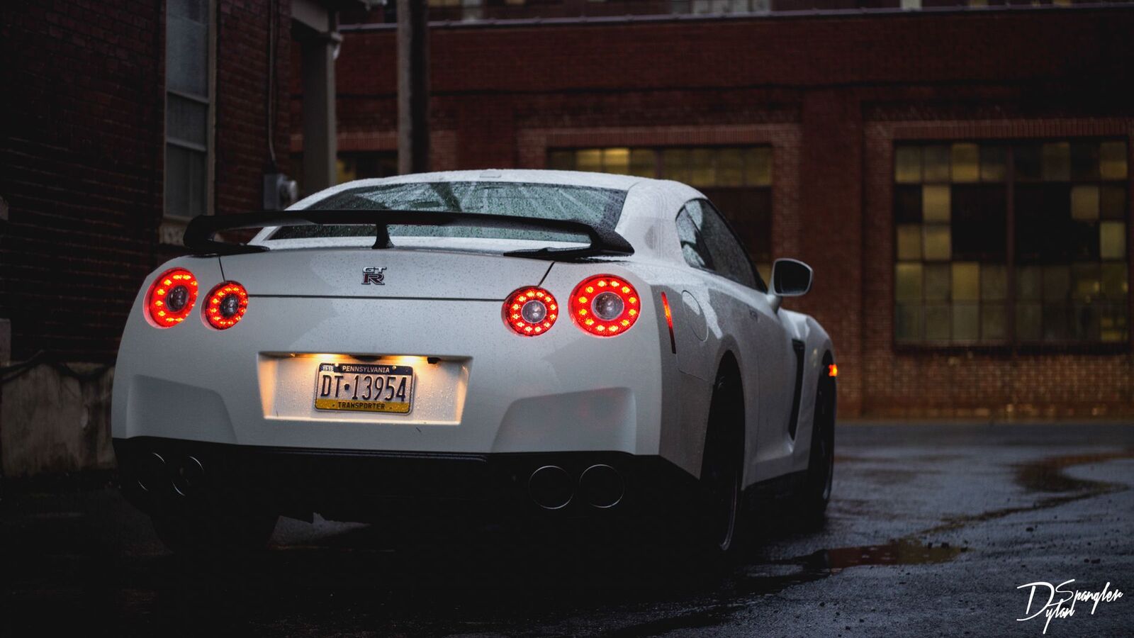 nissan_gtr_supercar_121502_1920x1080.jpg