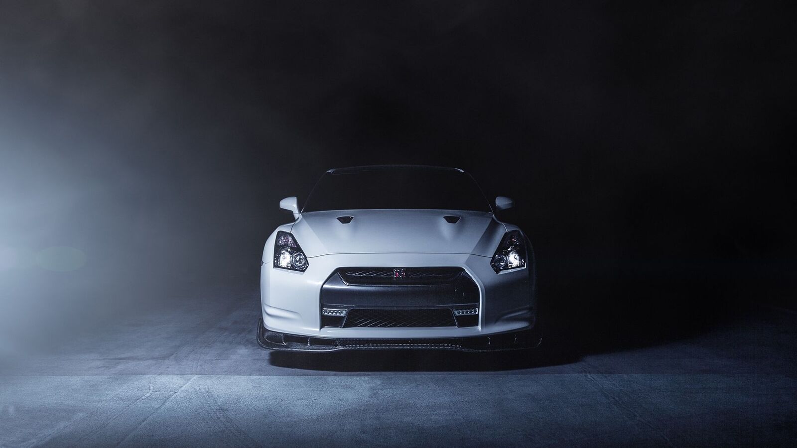 nissan_gt_r_r35_white_front_smoke_96416_1920x1080.jpg
