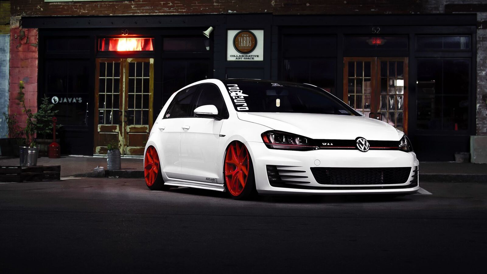 lkswagen_golf_gti_white_front_view_99806_1920x1080.jpg