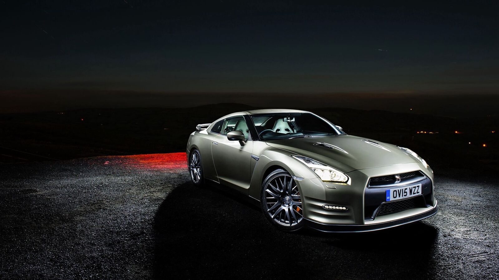 nissan_gt_r_side_view_night_107101_1920x1080.jpg