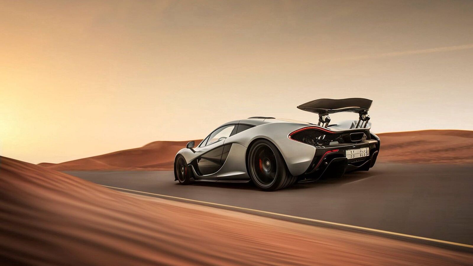 mclaren_p1_supercar_speed_desert_98778_1920x1080.jpg