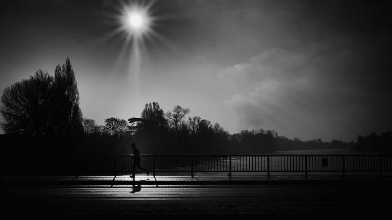 silhouette_running_bridge_123930_1280x720.jpg