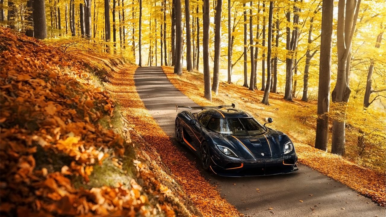 gg_agera_rs_side_view_autumn_trees_107373_1280x720.jpg