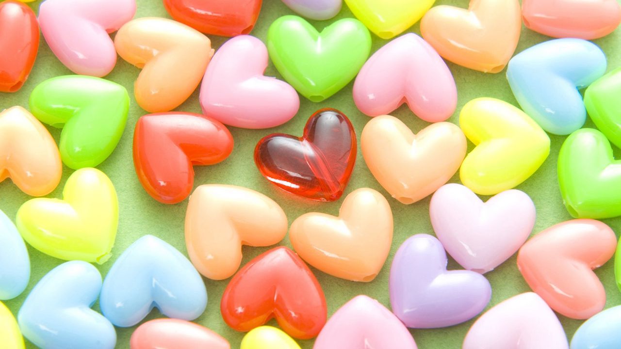 hearts_beads_colored_86542_1280x720.jpg