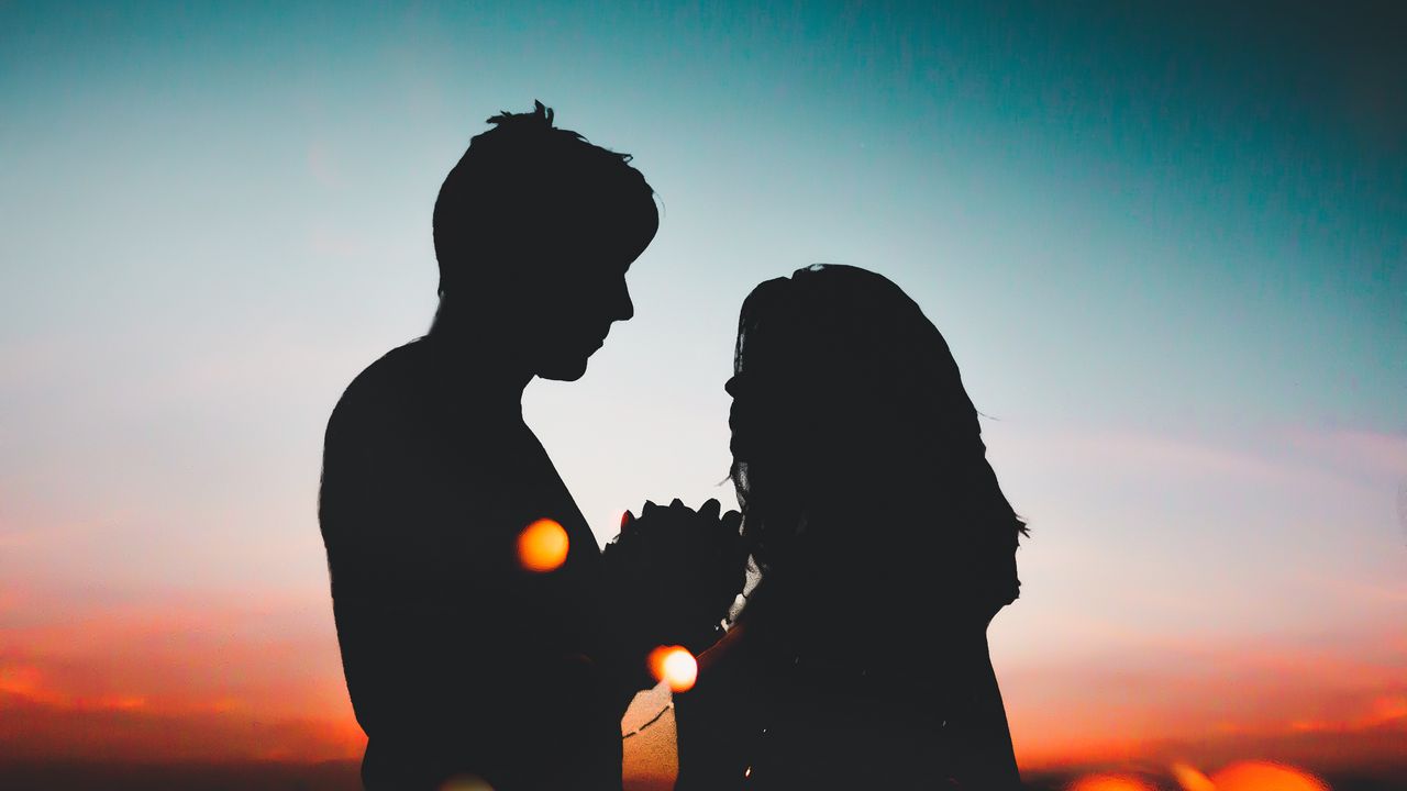 couple_silhouettes_night_love_sky_119106_1280x720.jpg