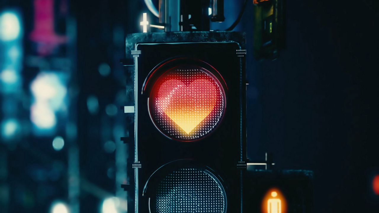 traffic_light_heart_signal_139488_1280x720.jpg