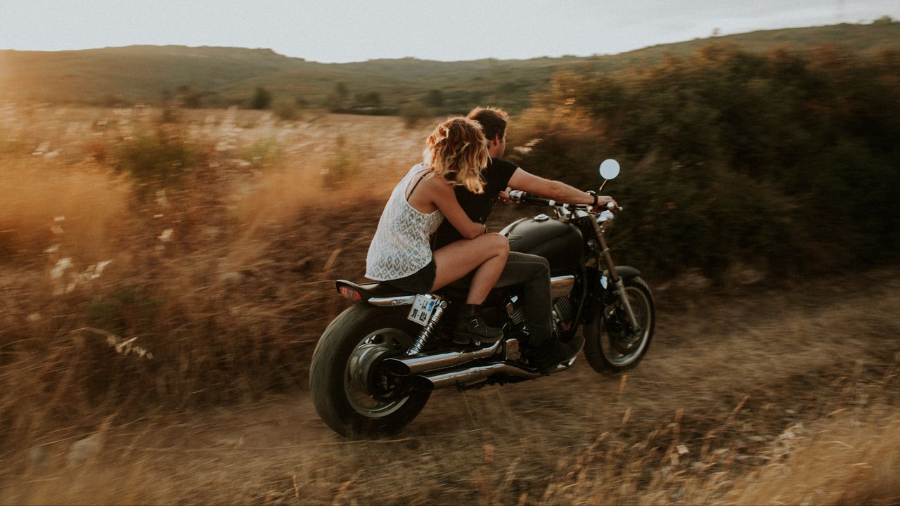 couple_motorcycle_love_120662_1280x720.jpg