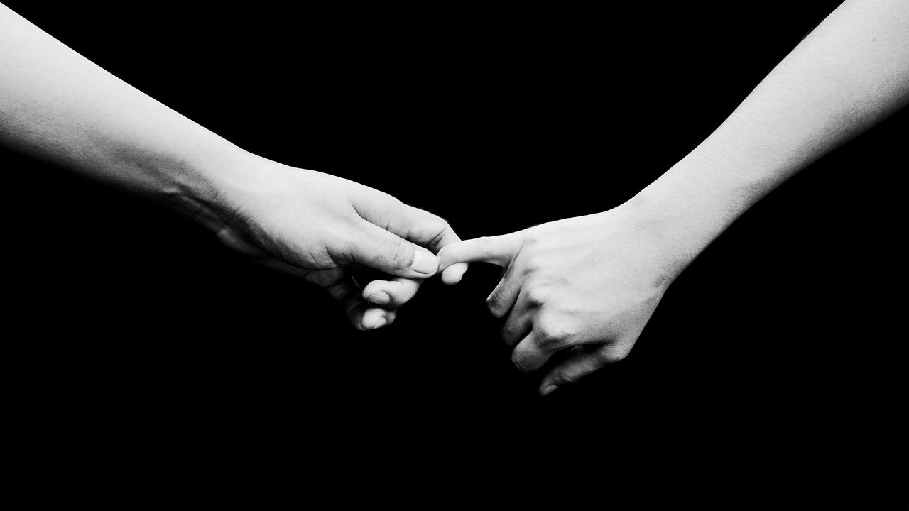 hands_couple_bw_tenderness_119560_1280x720.jpg