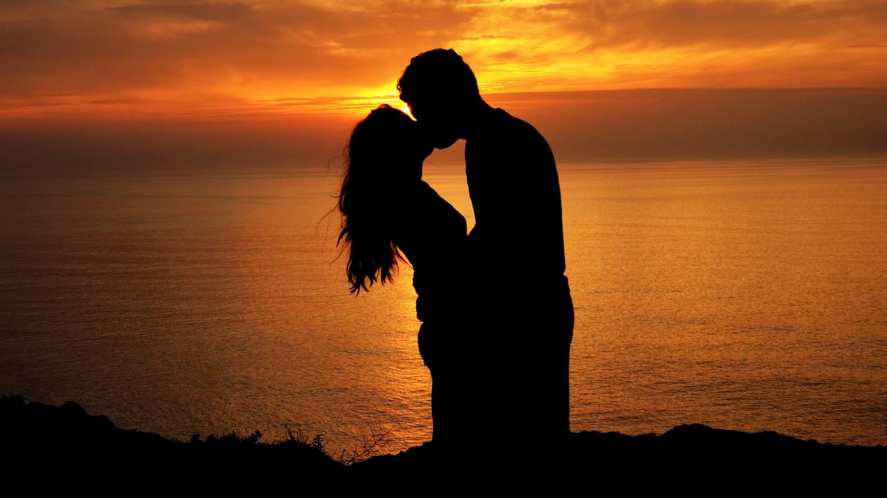 silhouettes_kiss_couple_120853_1280x720.jpg
