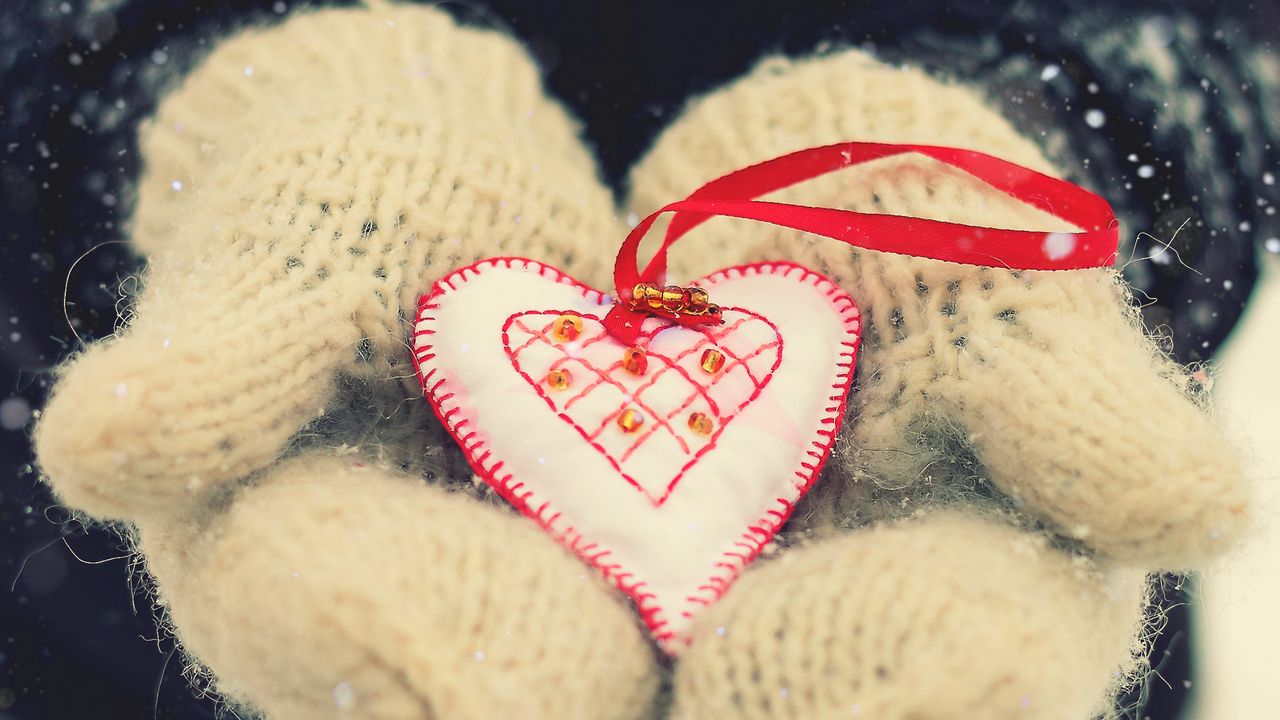 ntines_day_love_heart_mittens_hands_92916_1280x720.jpg