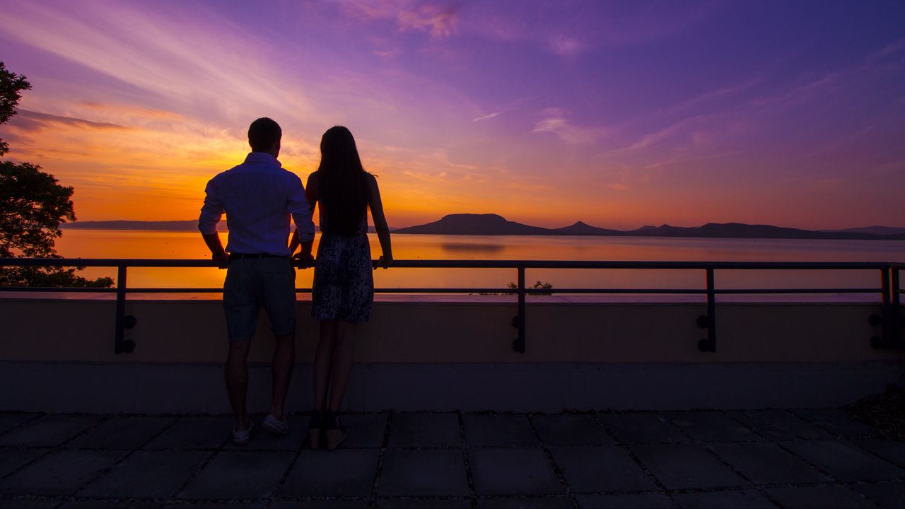 couple_sunset_sea_sky_118875_1280x720.jpg