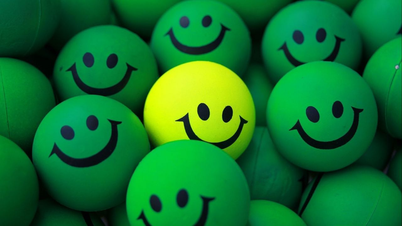 balls_smile_green_yellow_95297_1280x720.jpg