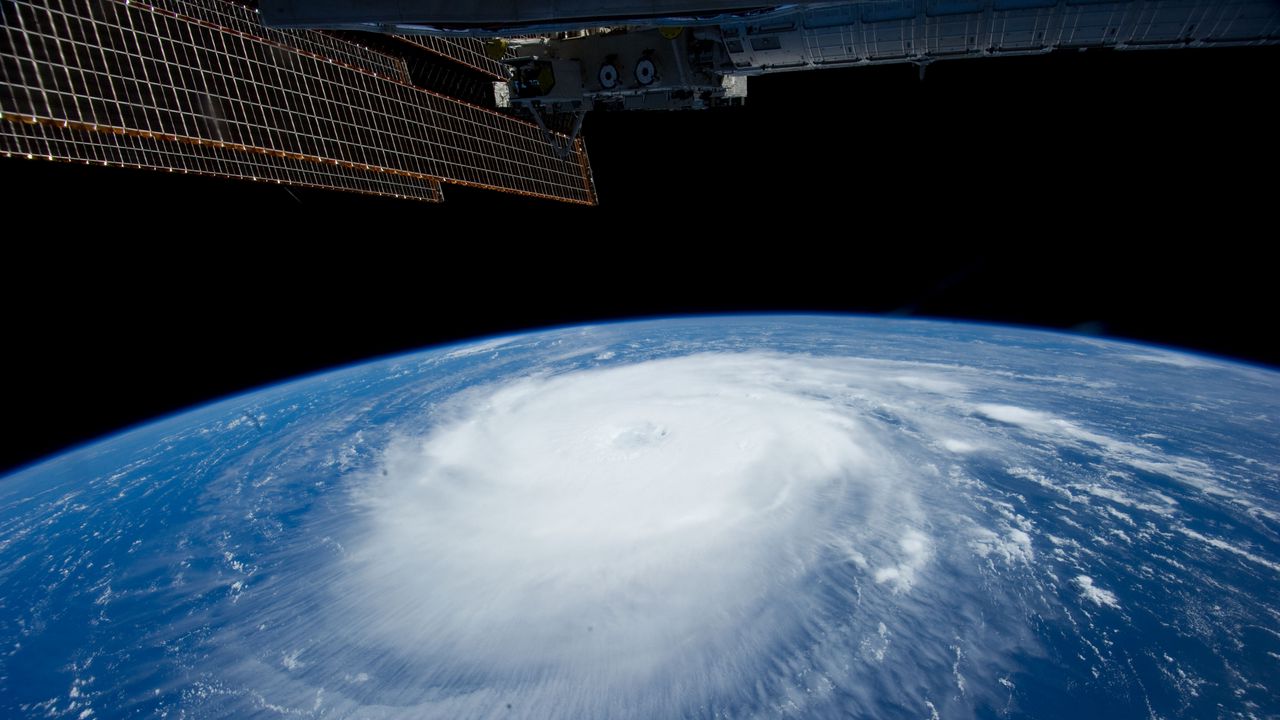 hurricane_iss_earth_clouds_element_86659_1280x720.jpg
