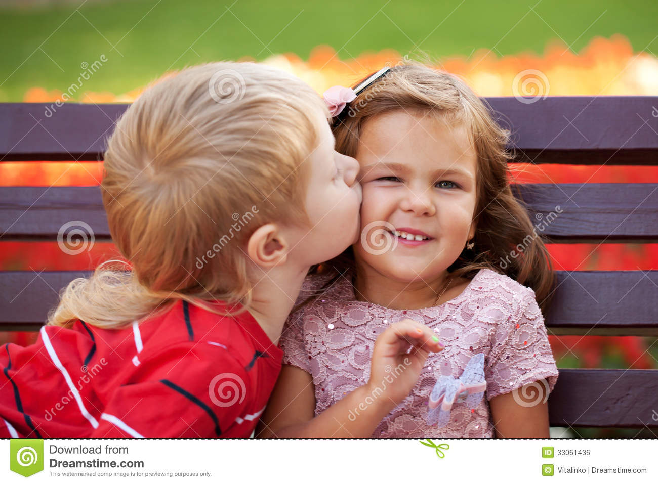 le-kids-loving-each-other-hugging-kissing-33061436.jpg