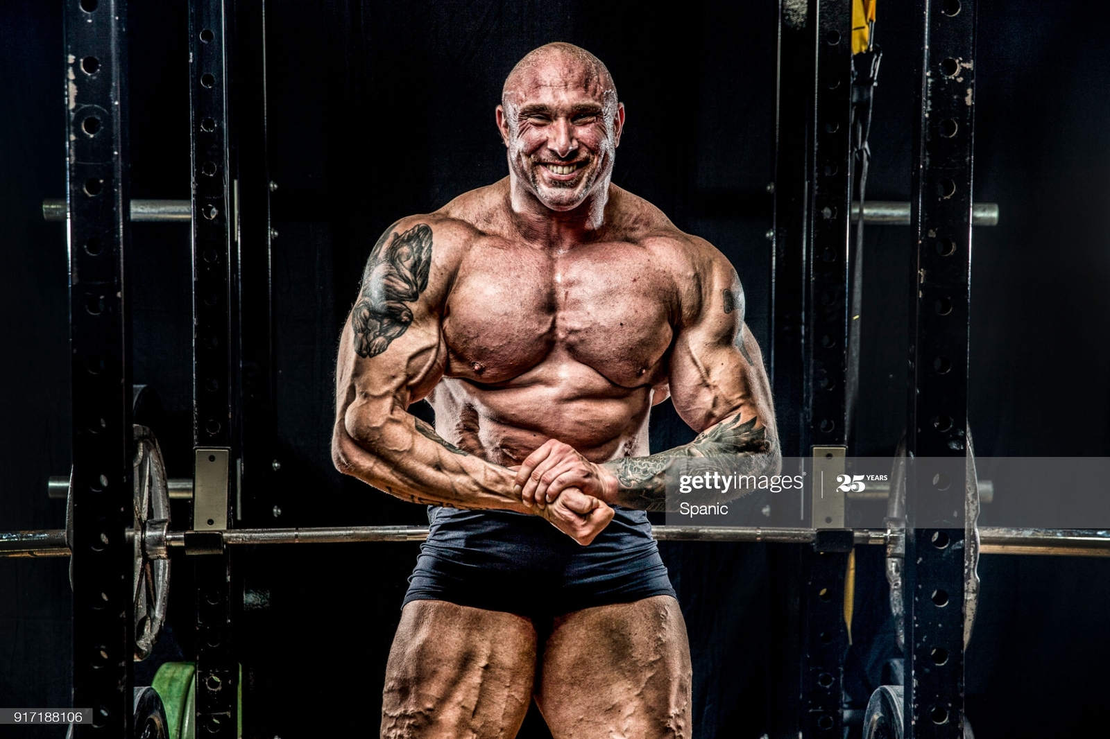 trong-muscular-man-picture-id917188106?s=2048x2048.jpg