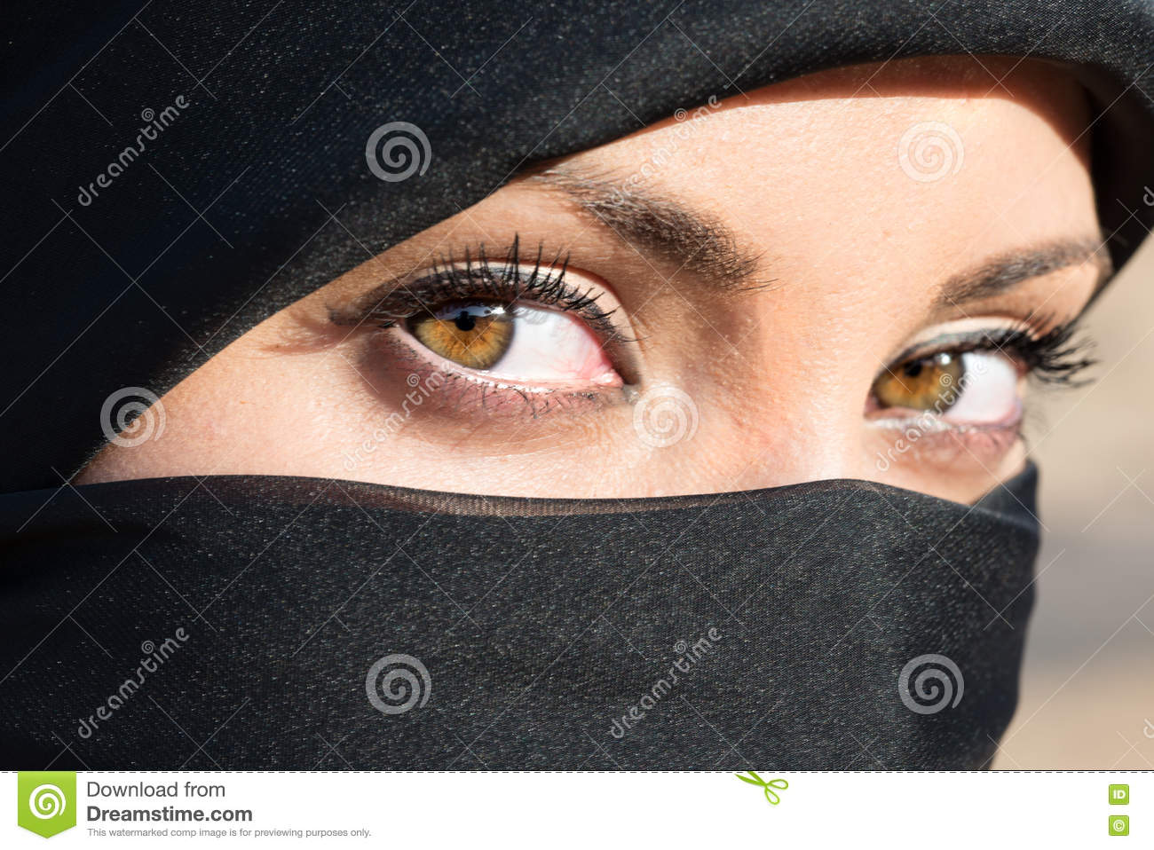 arabic-girls-eyes-hijab-wearing-70836612.jpg