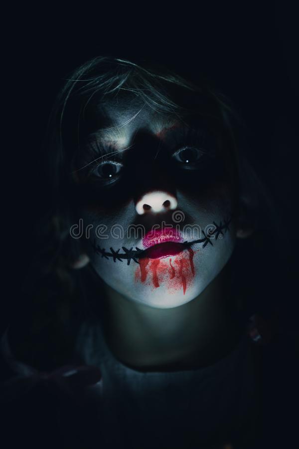oung-scary-make-up-like-use-single-light-105789681.jpg