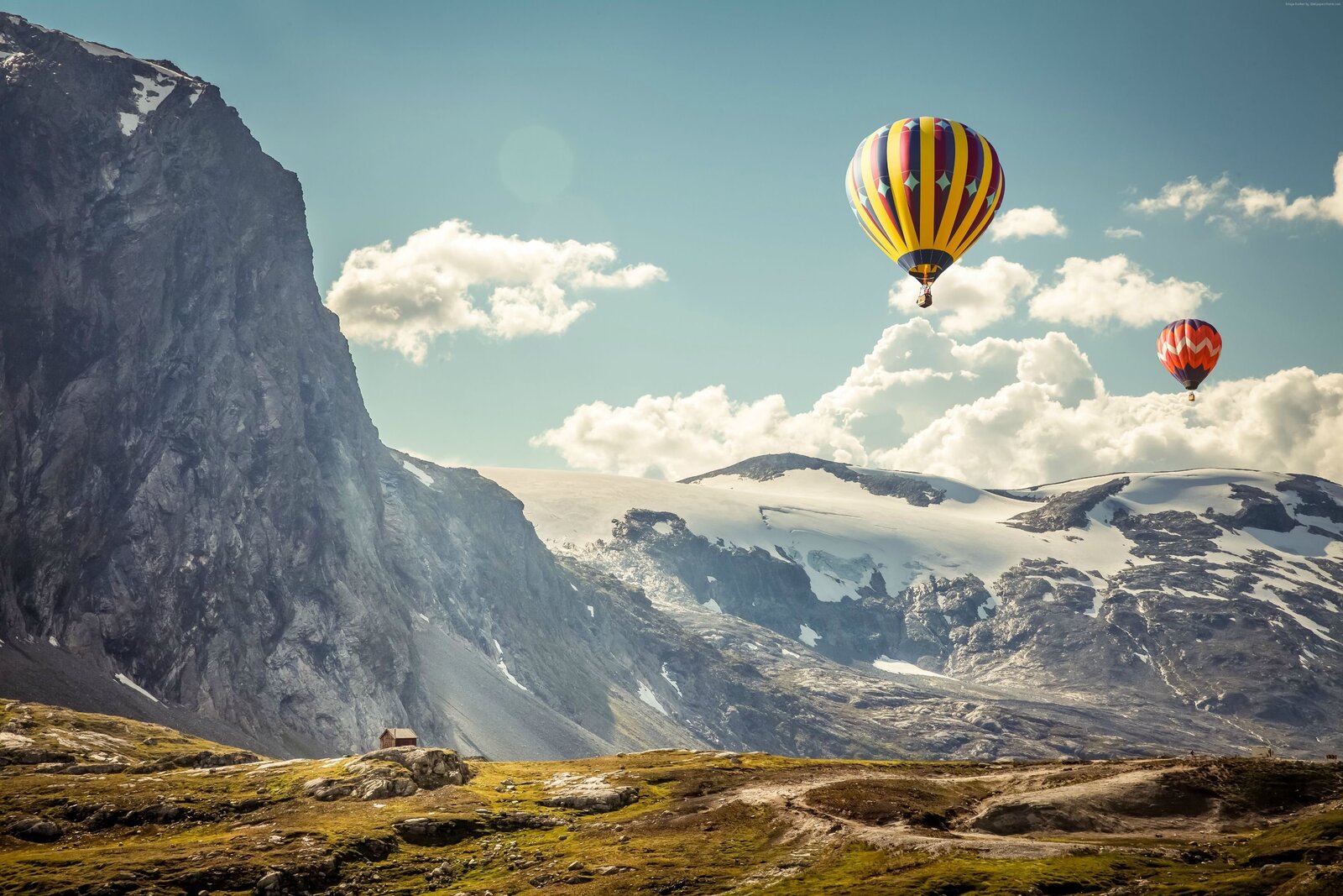 balloons-in-the-mountains-wallpaper.jpg