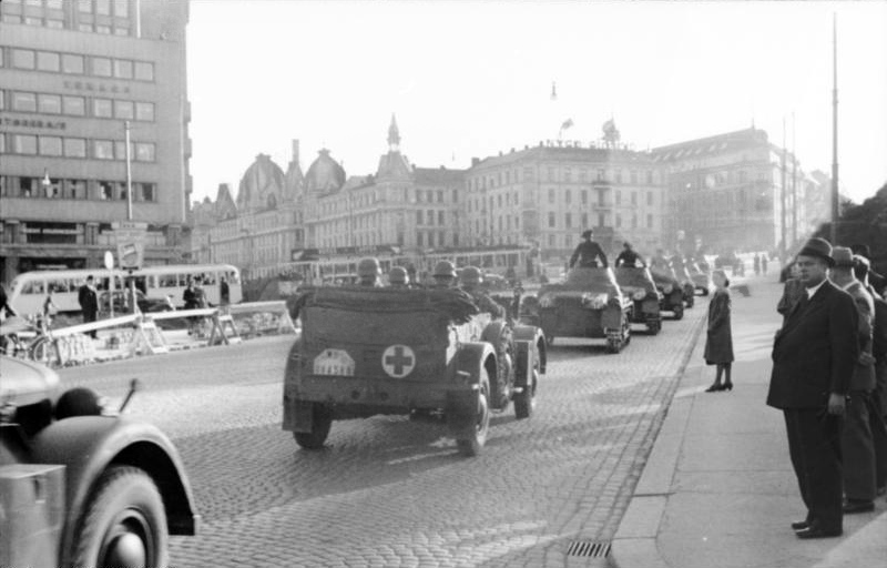 I-0762-281-30%2C_Oslo%2C_deutsche_Kfz_und_Panzer_I.jpg