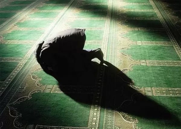 الواجب: وهو ما يلزم المكلف فعله فيثاب على فعله ويعاقب على تركه