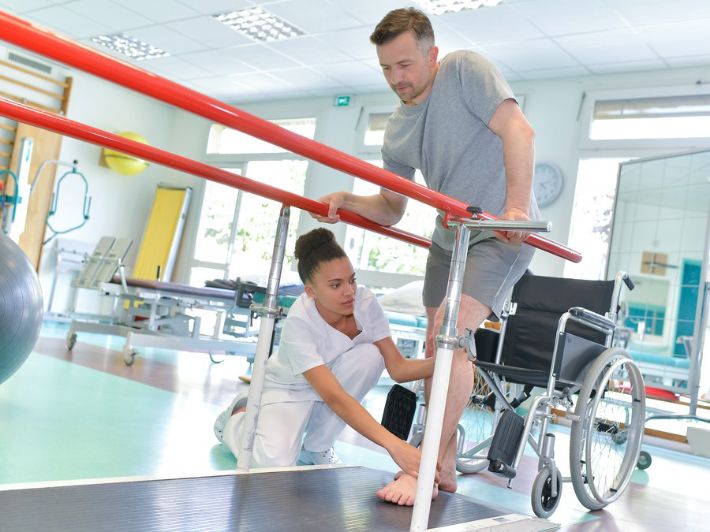 هو أحد المهن الطبية المساندة التي تقوم على أساس التقييم ومن ثم العلاج لمهارات الحياة اليومية للأشخاص الذين يعانون من مشاكل جسدية أو عصبية أو إدراكية.