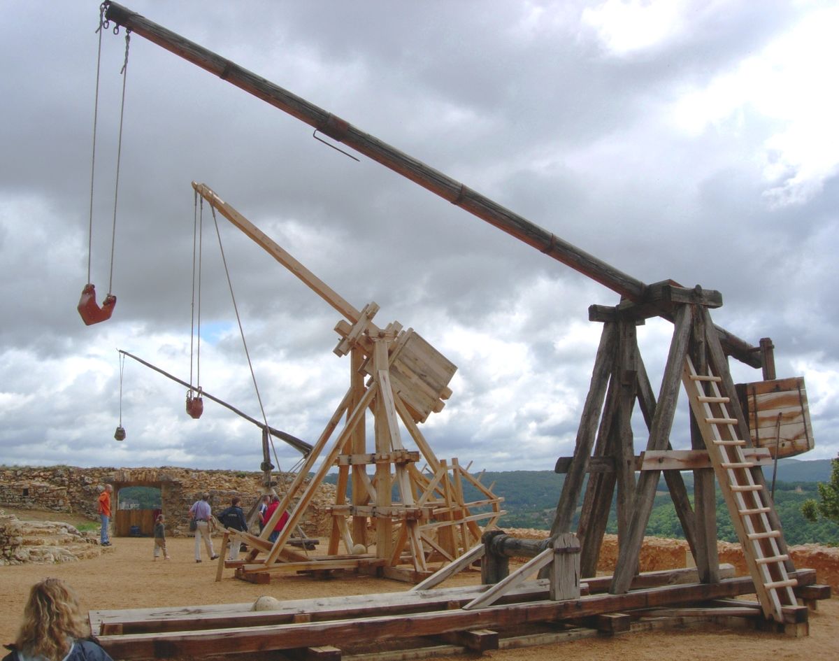 1200px-Trebuchet_Castelnaud.jpg